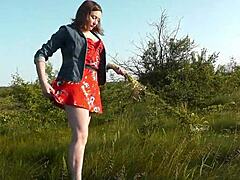 Vil du se vakker søt cute brunette-jente ræv ute i naturen uten truser i kort kjole?