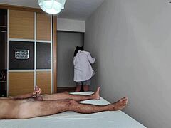 Onanerer foran rengøringsdame på hotel med vanvittig stor røv MILF brunette fetish