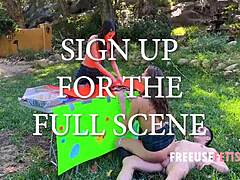 Kitapsever genç 18+ kahverengi saçlılar etekli kıyafetlerle gece kulübünde açık hava üçlü serbest kullanım, köpek pozisyonu dansı yapıyor.