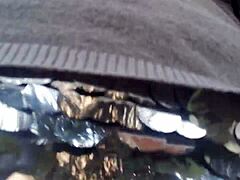 Evropska beba pokazuje sise u javnom parku, onda piški u tesnim pantalonama