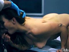 Storbröstad milf tar grov fistning från stor kuk befruktande läkare