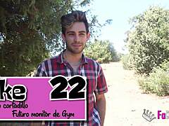 Brudny piknik z Sofią Santan pochyloną kowbojką błyskającą dużym tyłkiem rudej amatorki na zewnątrz w lesie cyce