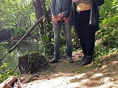 Geweldige handjob van enorme milf schoonmoeder in het openbaar