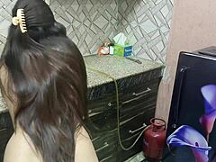 Stepmom india secara santai rayu dan kongkek stepson di dapur.