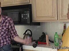 Hej, är det blond hemmafru som blir knullad och fistad av söta röda flickvännen?