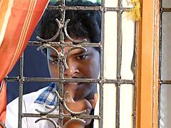 Şişman Hintli teyze kayınvalideyle öpüşüyor ve yasak sahnede detaylar