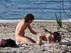 열정적인 연인들 사이의 비치 섹스, 도기스타일과 미션너리로 스쿼팅 오르가즘 끝나