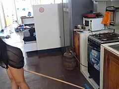 Vidéo fuitée d'influenceuse mexicaine chaude qui se branle en cuisine au manche à balai