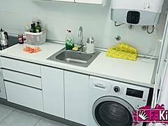 Heet rooie milf neukt stiefzoons vriend in doggystyle!