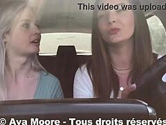 Turist kille blir sugen av två tjejer på vägen