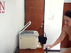 Secretaresse kleedt uit op kantoor, scanner vangt ondeugende kut