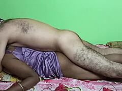 성숙한 인도 주부가 침대에서 남친과 미친 듯이 야해 😍