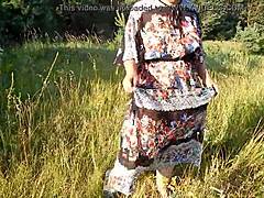 Dlakava zrela ženska na nudistični plaži kaže pičko