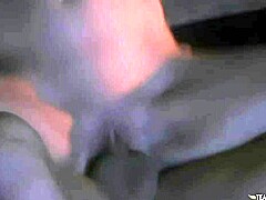 Loira tarada de cabelo curto engole pau do namorado, depois cavalga até gozar no rosto no sofá