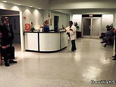 Сексуальная медсестра в форме сосет огромный член копа для facial кончи