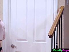 Kaksi siskosta pyytää isäpuoltaan likaisen nettipornon tekoon syväkurkulla ja kovalla panolla koulutyttöasuissa 18+