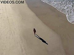 Wah jalan pantai dengan latina berambut merah tetek besar bersinar bawah matahari