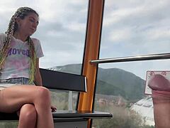 Pige runker kæmpe pik og synker sæd på offentlig pariserhjul