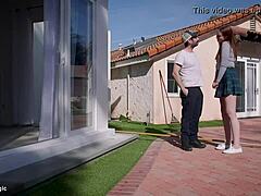 Stedmor og gartner i bondage-roleplay med svigerfar svigermor udendørs domination