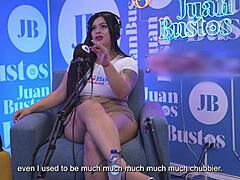 أنطونيلا جونز ميلف بزاز كبيرة طبيعية تفشخ زب أسود كبير في بودكاست ساخن