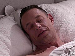 Hijastra asiática petite 18+ Kimora Quin no aguanta la polla grande blanca de su padrastro en perrito hardcore