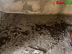 Fille noire africaine baise proprio en bâtiment inachevé outdoor