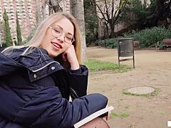 Cewek Rusia santai hisap kontol besar demi duit outdoor POV kasual