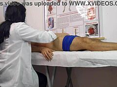 Je bande dur devant l'infirmière avec ma grosse bite à l'air