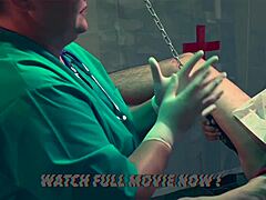 Dominatrix meesteres April leidt Rosie door pies toilet training in latex outfit