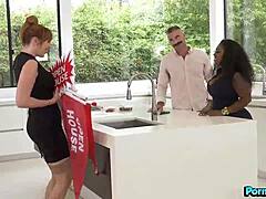 عميلة عقارات سوداء BBW ذات طيز كبيرة السيدة لندن تدمر البيوت بزب هائل!