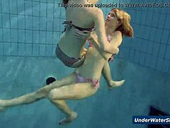 Geile Tsjechische blonde tiener 18+ bikini strip Europees zwembad onderwater nudist