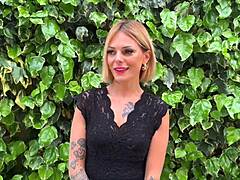 Naomi och Pam delar kuk som kåta slynor