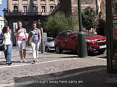 Cuckold Nerd Guarda Straniero Muscoloso Scopare la Sua Ragazza Europea in Hidden Cam