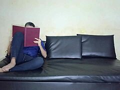 Kurvige Hausfrau Gina fickt heimlich Creampie mit Sohn, Mann ahnungslos – Doggy-Reiten auf großem Arsch und stöhnender Missionar