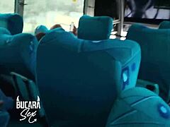 Возбужденная подруга заглатывает большой хуй в автобусе до Боготы