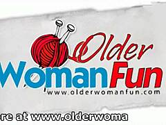 Britská milfka Red si svléká punčochy a vášnivě masturbuje