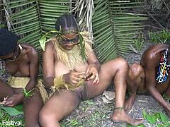 Nackte Stammesgirls aus Afrika im Wald