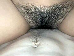 Amie de la belle-mère lèche chocolat avant baise chatte serrée mouillée creampie 😋