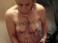 Gefesselte Sklavin pisst und rammt Dildo im Doggy Uro-Session