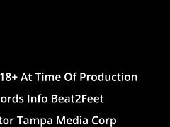 Хихикает ножками в воде на пляже, черные волосы, натуральные титьки, босиком фетиш крупно