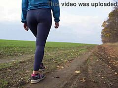 ليه طيز هالميلف الطرية مغرية كده في البنطلون الضيق من ورا؟