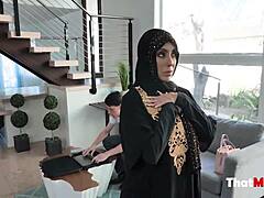 מילף ערביה בחיג'אב בוגדת עם טכנאי בזיון רכיבה קשה כמו קיילי קינגסטון