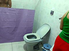 Am pus perdea în baie să-l văd pe stepson la duș, pulă mare și milfă braziliană curmată