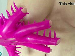 Hei, hvorfor strekker perverse modne MILF fitta med hanske, pumpe, plugg og børste i do?