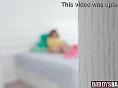 Belle-fille vierge prend queue de papa en profondeur première fois