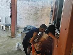 Femme de ménage supplie pour ma bite raide !