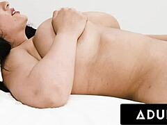 Sarah Arabic viser hvordan hendes store naturlige patter giver episke orgasmer