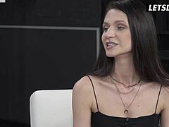 Dunne Oekraïense milf Arian Joy, neem je die bbc diep in je strakke reet?