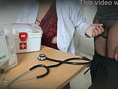 دكتور يمص زب المريض سراً في العيادة