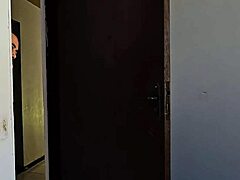 Belle-fille excitée me mate sous la douche et jouit fort sur ma bite encore